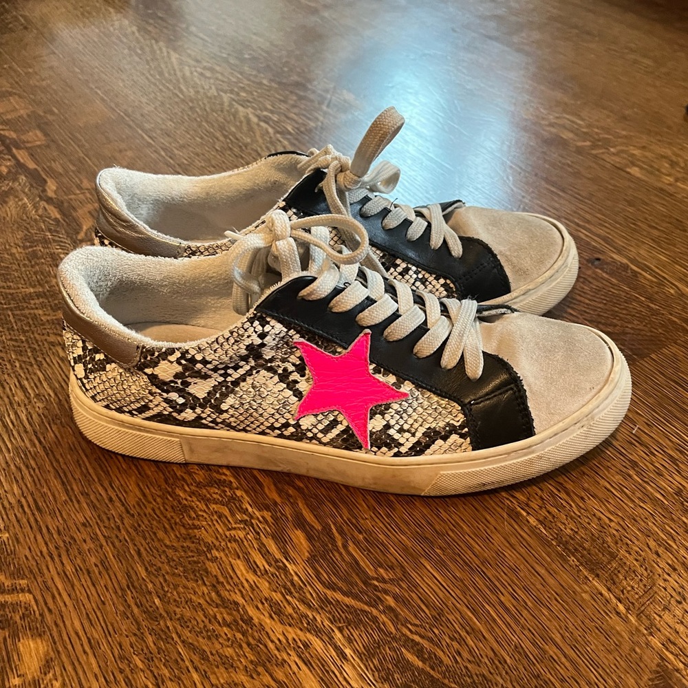 Super cute snake skin, hot pink star, silver back Steve Madden shoes!